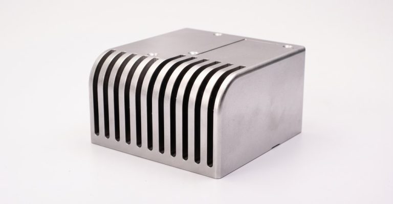 Metal heat sink with curved finned design